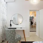 Appartement Modern Traditional With Maltese Internal Court Yard - Designed With Traditional Stone And Tiling La Valette