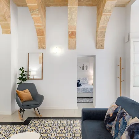 Modern Traditional With Maltese Internal Court Yard - Designed With Traditional Stone And Tiling Appartamento La Valletta