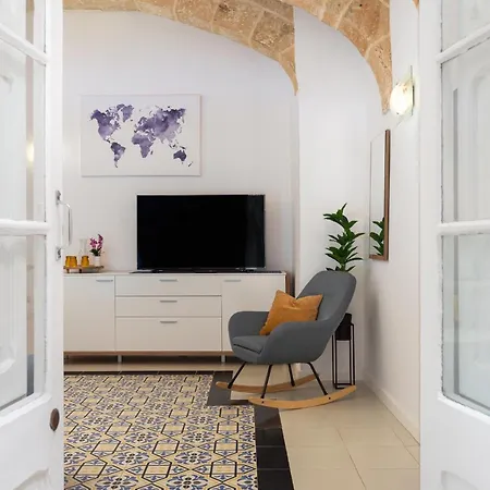 Modern Traditional With Maltese Internal Court Yard - Designed With Traditional Stone And Tiling Appartamento