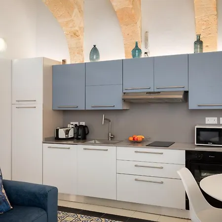 Apartman Modern Traditional With Maltese Internal Court Yard - Designed With Traditional Stone And Tiling Valletta