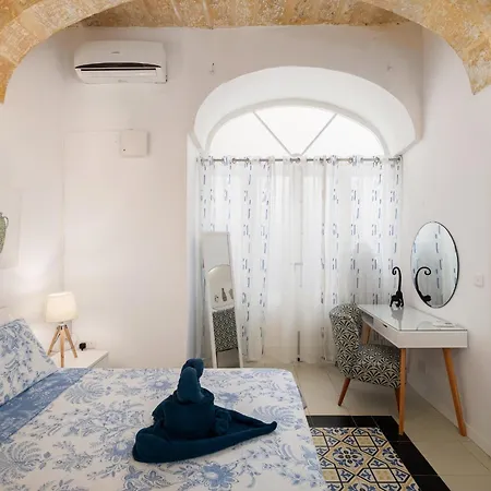 Apartman Modern Traditional With Maltese Internal Court Yard - Designed With Traditional Stone And Tiling *