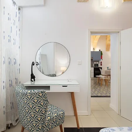 Apartman Modern Traditional With Maltese Internal Court Yard - Designed With Traditional Stone And Tiling Valletta