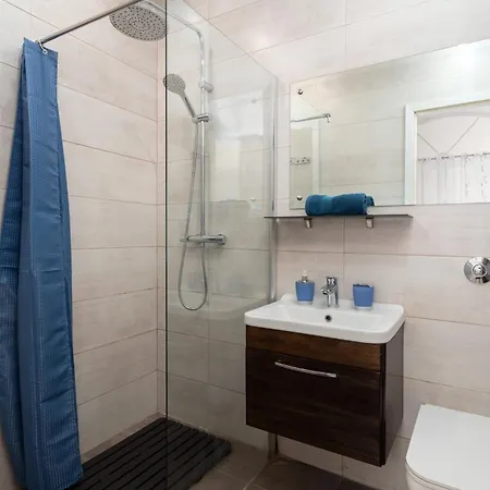 Modern Traditional With Maltese Internal Court Yard - Designed With Traditional Stone And Tiling Appartamento *