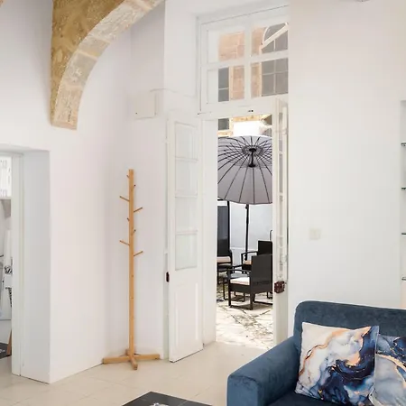 Apartman Modern Traditional With Maltese Internal Court Yard - Designed With Traditional Stone And Tiling