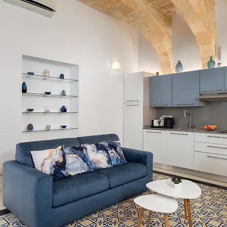 Modern Traditional With Maltese Internal Court Yard - Designed With Traditional Stone And Tiling Appartamento La Valletta