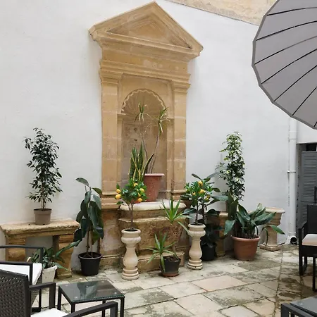 Modern Traditional With Maltese Internal Court Yard - Designed With Traditional Stone And Tiling Appartamento
