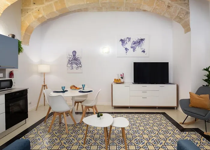 Modern Traditional With Maltese Internal Court Yard - Designed With Traditional Stone And Tiling アパート