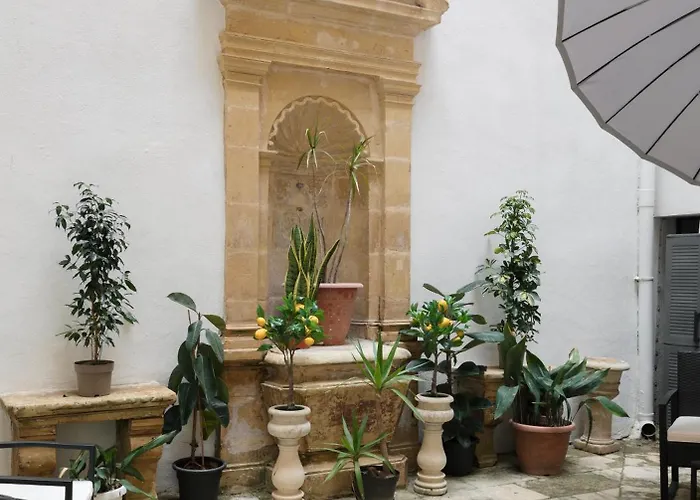 Modern Traditional With Maltese Internal Court Yard - Designed With Traditional Stone And Tiling アパート